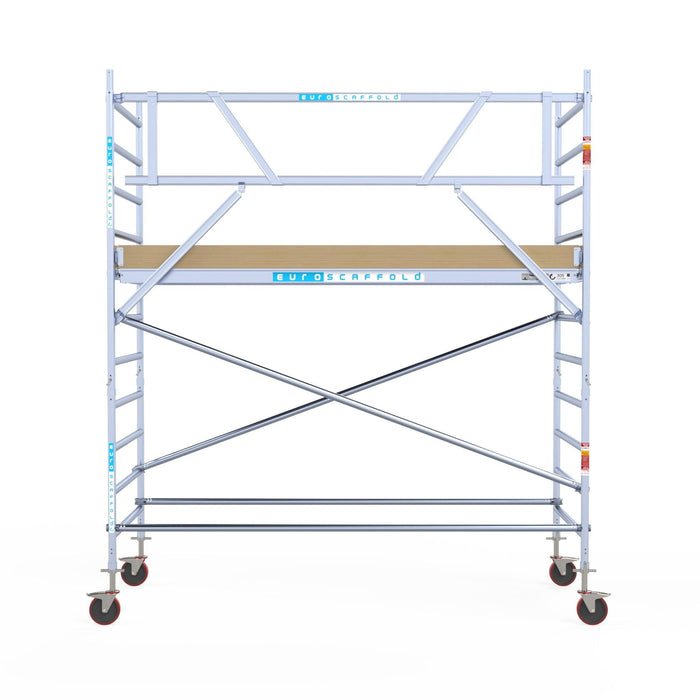 Rollgerüst Euroscaffold Basic 135x305 4,2m Arbeitshöhe Carbonplattform gegen Fassade - Gerüstexpress.de