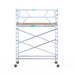 Rollgerüst Euroscaffold Basic 135x305 5,2m Arbeitshöhe Carbonplattform gegen Fassade - Gerüstexpress.de