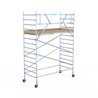 Echafaudage roulant Euroscaffold Basic 135x305 hauteur de travail 5,2m plateforme carbone contre façade