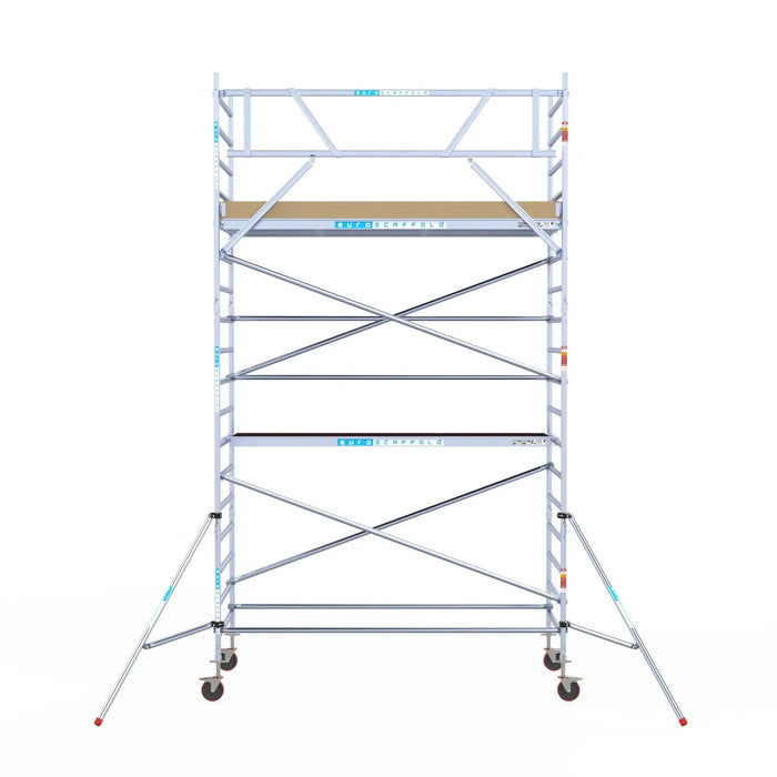 Rollgerüst Euroscaffold Basic 135x305 6,2m Arbeitshöhe Carbonplattform gegen Fassade - Gerüstexpress.de