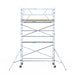 Rollgerüst Euroscaffold Basic 135x305 6,2m Arbeitshöhe Carbonplattform gegen Fassade - Gerüstexpress.de