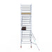 Rollgerüst Euroscaffold Basic 135x305 6,2m Arbeitshöhe Carbonplattform gegen Fassade - Gerüstexpress.de