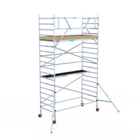 Rollgerüst Euroscaffold Basic 135x305 6,2m Arbeitshöhe Carbonplattform gegen Fassade