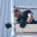Rollgerüst Euroscaffold Basic 135x305 7,2m Arbeitshöhe Carbonplattform gegen Fassade - Gerüstexpress.de