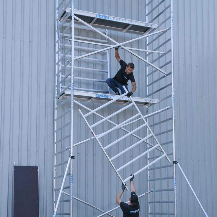 Rollgerüst Euroscaffold Basic 135x305 9,2m Arbeitshöhe an der Fassade - Gerüstexpress.de