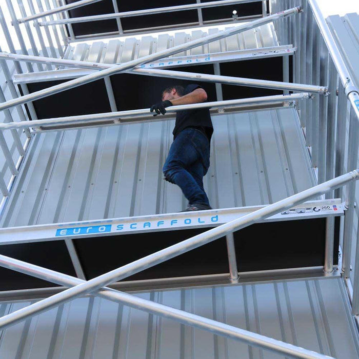 Rollgerüst Euroscaffold Basic 75x190 10,2m Arbeitshöhe an der Fassade - Gerüstexpress.de