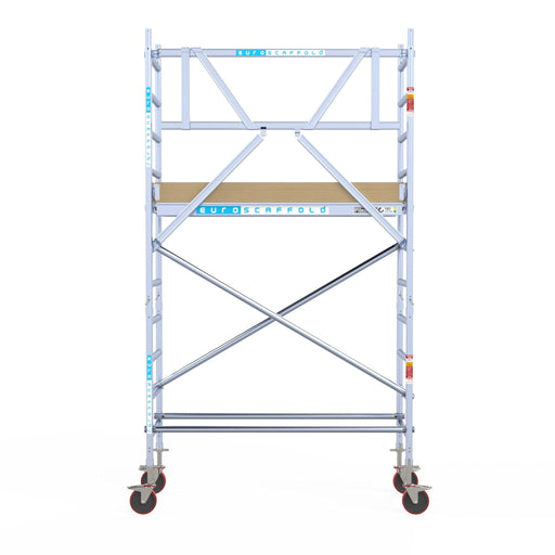 Rollgerüst Euroscaffold Basic 75x190 4,2m Arbeitshöhe Carbonplattform gegen Fassade - Gerüstexpress.de