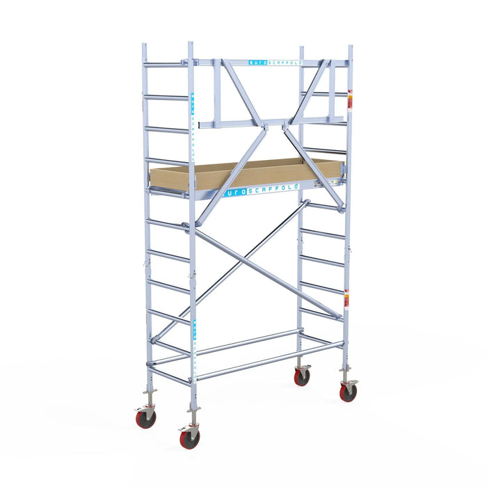 Rollgerüst Euroscaffold Basic 75x190 4,2m Arbeitshöhe Carbonplattform gegen Fassade - Gerüstexpress.de