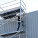 Rollgerüst Euroscaffold Basic 75x250 10,2m Arbeitshöhe Carbonplattform gegen Fassade - Gerüstexpress.de