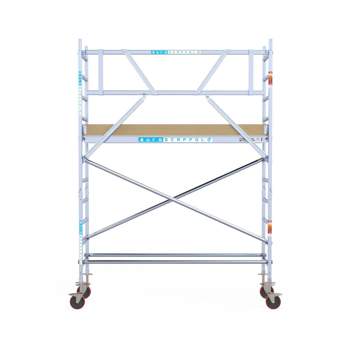 Rollgerüst Euroscaffold Basic 75x250 4,2m Arbeitshöhe Carbonplattform gegen Fassade - Gerüstexpress.de
