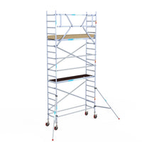 Echafaudage roulant Euroscaffold Basic 75x250 hauteur de travail 6,2m plateforme carbone contre façade