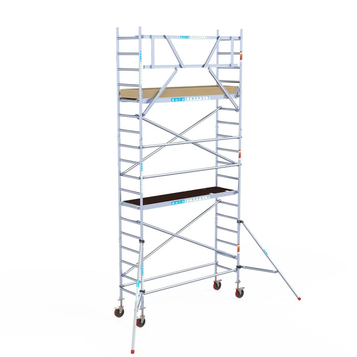 Rollgerüst Euroscaffold Basic 75x250 6,2m Arbeitshöhe Carbonplattform gegen Fassade - Gerüstexpress.de