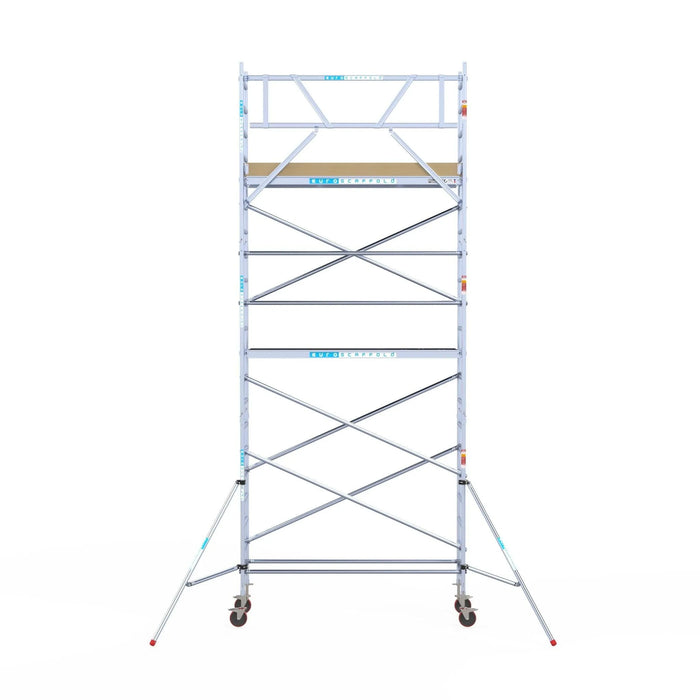 Rollgerüst Euroscaffold Basic 75x250 7,2m Arbeitshöhe Carbonplattform gegen Fassade - Gerüstexpress.de