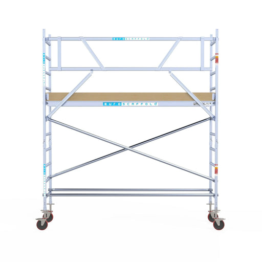 Rollgerüst Euroscaffold Basic 75x305 4,2m Arbeitshöhe Carbonplattform gegen Fassade - Gerüstexpress.de