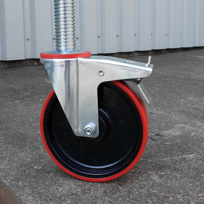 Rollgerüst Euroscaffold Basic 75x305 8,2m Arbeitshöhe Carbonplattform gegen Fassade - Gerüstexpress.de