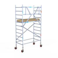 Echafaudage roulant Euroscaffold Basic 90x190 hauteur de travail 4,2m plateforme carbone contre façade