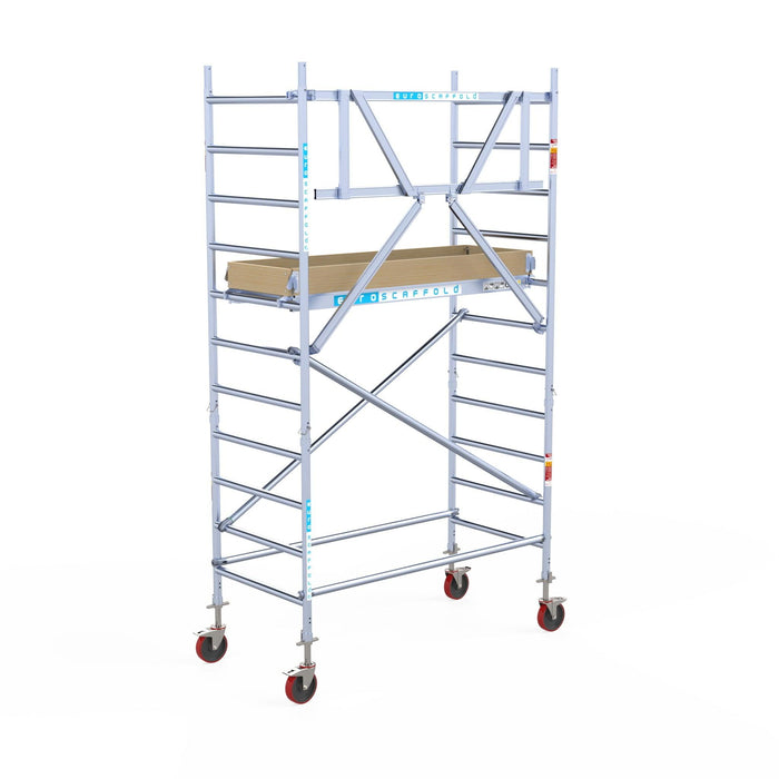 Rollgerüst Euroscaffold Basic 90x190 4,2m Arbeitshöhe Carbonplattform gegen Fassade - Gerüstexpress.de