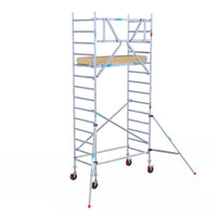 Rollgerüst Euroscaffold Basic 90x190 5,2m Arbeitshöhe Carbonplattform gegen Fassade