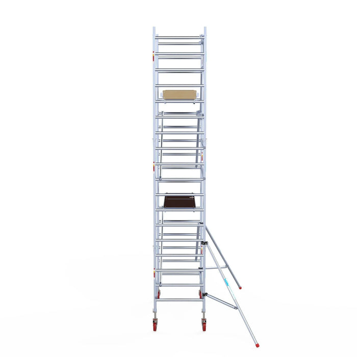 Rollgerüst Euroscaffold Basic 90x190 6,2m Arbeitshöhe Carbonplattform gegen Fassade - Gerüstexpress.de