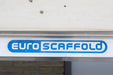 Rollgerüst Euroscaffold Basic 90x250 10,2m Arbeitshöhe an der Fassade - Gerüstexpress.de