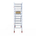 Rollgerüst Euroscaffold Basic 90x250 4,2m Arbeitshöhe Carbonplattform gegen Fassade - Gerüstexpress.de