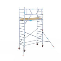 Rollgerüst Euroscaffold Basic 90x250 5,2m Arbeitshöhe an der Fassade