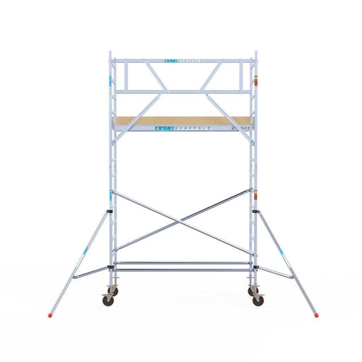 Rollgerüst Euroscaffold Basic 90x250 5,2m Arbeitshöhe Carbonplattform gegen Fassade - Gerüstexpress.de