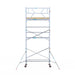 Rollgerüst Euroscaffold Basic 90x250 7,2m Arbeitshöhe Carbonplattform gegen Fassade - Gerüstexpress.de
