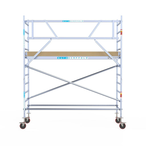 Rollgerüst Euroscaffold Basic 90x305 4,2m Arbeitshöhe Carbonplattform gegen Fassade - Gerüstexpress.de