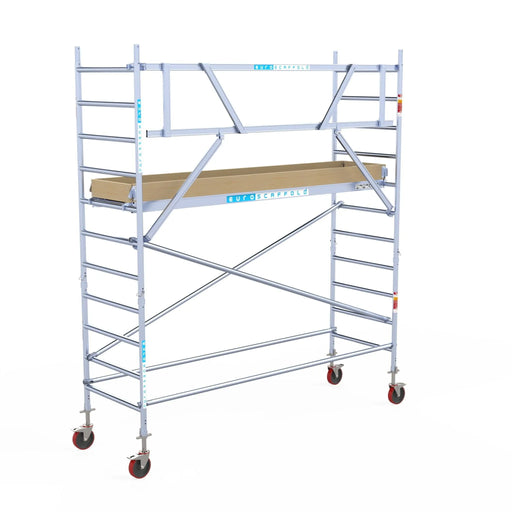 Rollgerüst Euroscaffold Basic 90x305 4,2m Arbeitshöhe Carbonplattform gegen Fassade - Gerüstexpress.de