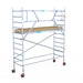 Rollgerüst Euroscaffold Basic 90x305 4,2m Arbeitshöhe Carbonplattform gegen Fassade - Gerüstexpress.de
