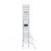 Rollgerüst Euroscaffold Basic 90x305 7,2m Arbeitshöhe Carbonplattform gegen Fassade - Gerüstexpress.de