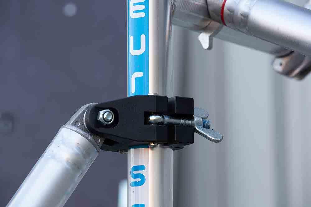 Rollgerüst Euroscaffold Original 75x190 8,2m Arbeitshöhe Carbonplattform gegen Fassade - Gerüstexpress.de