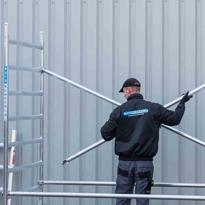 Rollgerüst Euroscaffold Original 75x305 4,2m Arbeitshöhe an der Fassade - Gerüstexpress.de