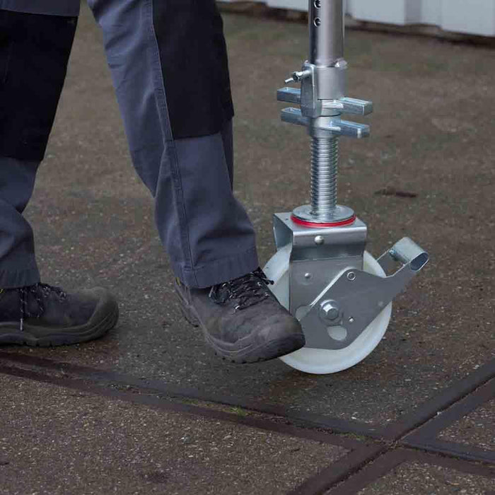 Rollgerüst Euroscaffold Original 90x305 6,2m Arbeitshöhe an der Fassade - Gerüstexpress.de