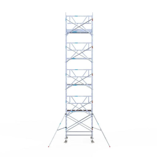 Rollgerüst Euroscaffold Professionell 135x190 10,2m Arbeitshöhe Carbonplattform gegen Fassade - Gerüstexpress.de