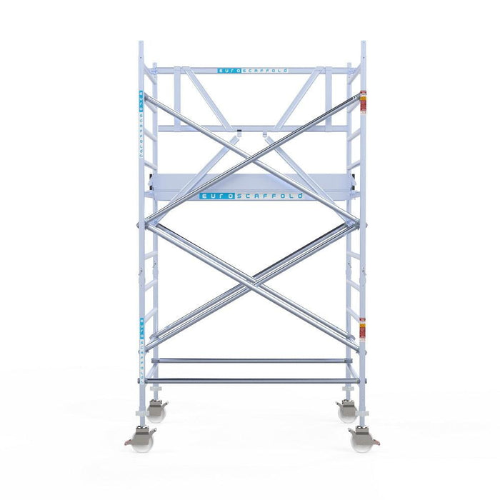 Rollgerüst Euroscaffold Professionell 135x190 4,2m Arbeitshöhe Carbonplattform gegen Fassade - Gerüstexpress.de