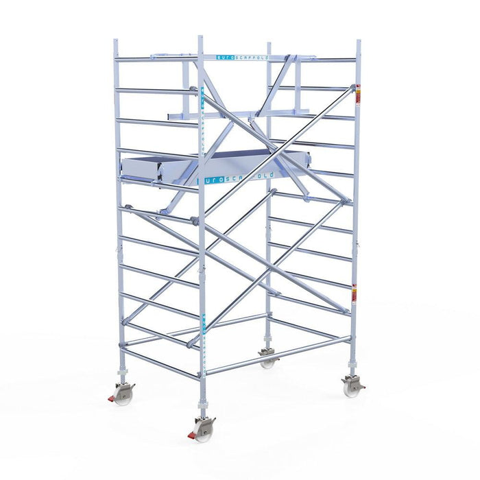 Rollgerüst Euroscaffold Professionell 135x190 4,2m Arbeitshöhe Carbonplattform gegen Fassade - Gerüstexpress.de