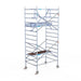 Rollgerüst Euroscaffold Professionell 135x190 5,2m Arbeitshöhe Carbonplattform gegen Fassade - Gerüstexpress.de