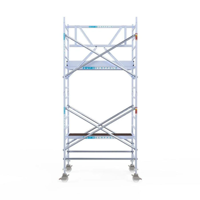 Rollgerüst Euroscaffold Professionell 135x190 5,2m Arbeitshöhe Carbonplattform gegen Fassade - Gerüstexpress.de