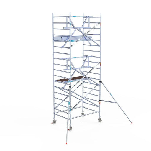 Rollgerüst Euroscaffold Professionell 135x190 6,2m Arbeitshöhe Carbonplattform gegen Fassade - Gerüstexpress.de