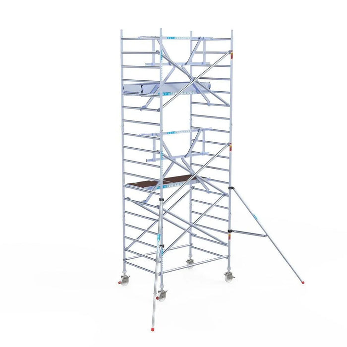 Rollgerüst Euroscaffold Professionell 135x190 6,2m Arbeitshöhe Carbonplattform gegen Fassade - Gerüstexpress.de