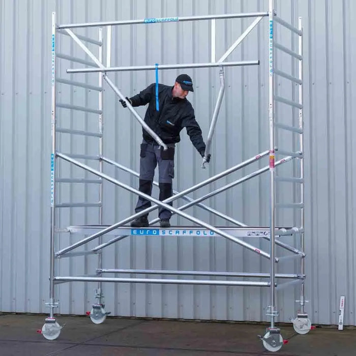 Rollgerüst Euroscaffold Professionell 135x190 6,2m Arbeitshöhe freistehend - Gerüstexpress.de