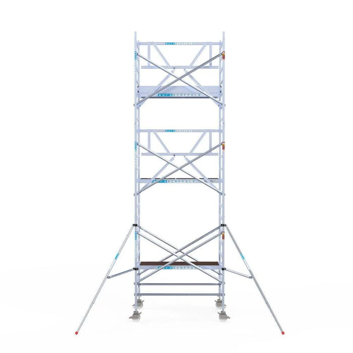 Rollgerüst Euroscaffold Professionell 135x190 7,2m Arbeitshöhe Carbonplattform gegen Fassade - Gerüstexpress.de
