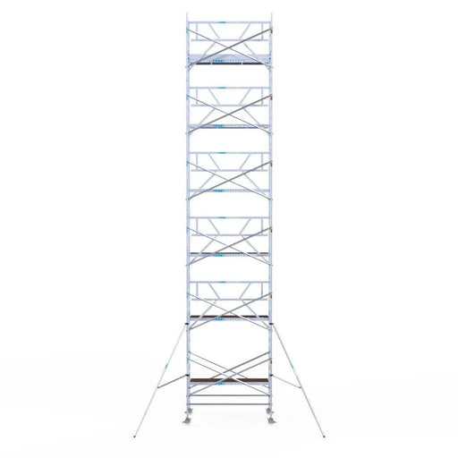 Rollgerüst Euroscaffold Professionell 135x250 13,2m Arbeitshöhe Carbonplattform gegen Fassade - Gerüstexpress.de