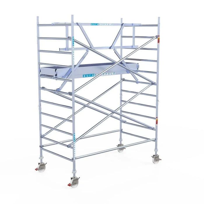 Rollgerüst Euroscaffold Professionell 135x250 4,2m Arbeitshöhe Carbonplattform gegen Fassade - Gerüstexpress.de