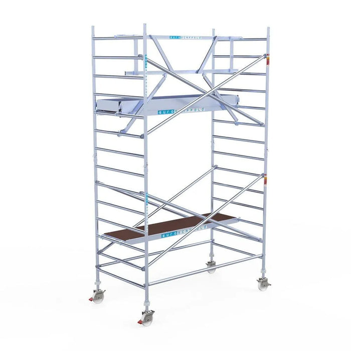 Rollgerüst Euroscaffold Professionell 135x250 5,2m Arbeitshöhe Carbonplattform gegen Fassade - Gerüstexpress.de