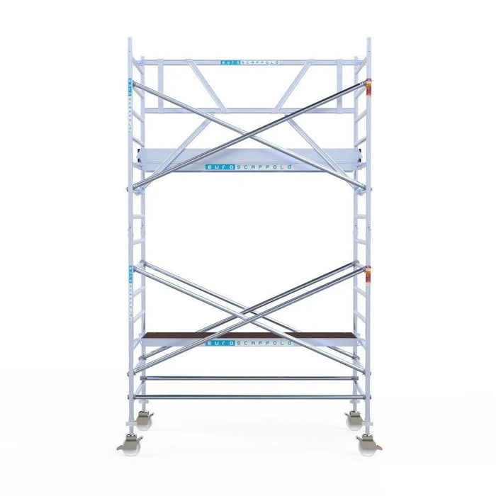 Rollgerüst Euroscaffold Professionell 135x250 5,2m Arbeitshöhe Carbonplattform gegen Fassade - Gerüstexpress.de