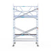 Rollgerüst Euroscaffold Professionell 135x250 5,2m Arbeitshöhe Carbonplattform gegen Fassade - Gerüstexpress.de