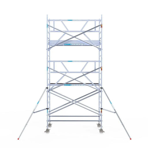 Rollgerüst Euroscaffold Professionell 135x250 6,2m Arbeitshöhe Carbonplattform gegen Fassade - Gerüstexpress.de